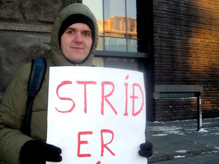 Lárus Páll Birgisson var að mótmæla stríði.