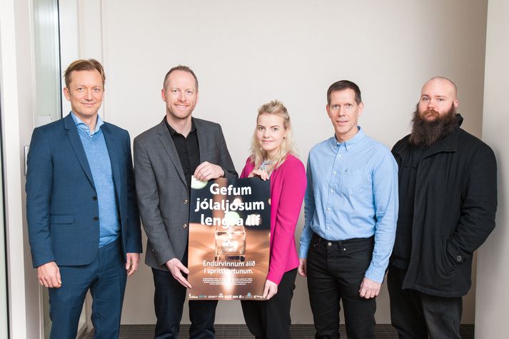 Pétur Blöndal, framkvæmdastjóri Samáls, Guðmundur Ingi Guðbrandsson, umhverfis- og auðlindaráðherra, Líf Lárusdóttir, verkefnastjóri sölu- og markaðsmála Gámaþjónustunnar, Birgir Ásgeir Kristjánsson, framkvæmdastjóri umhverfissviðs Íslenska Gámafélagsins og Óskar Örn Þórhallsson hjá Endurvinnslunni.