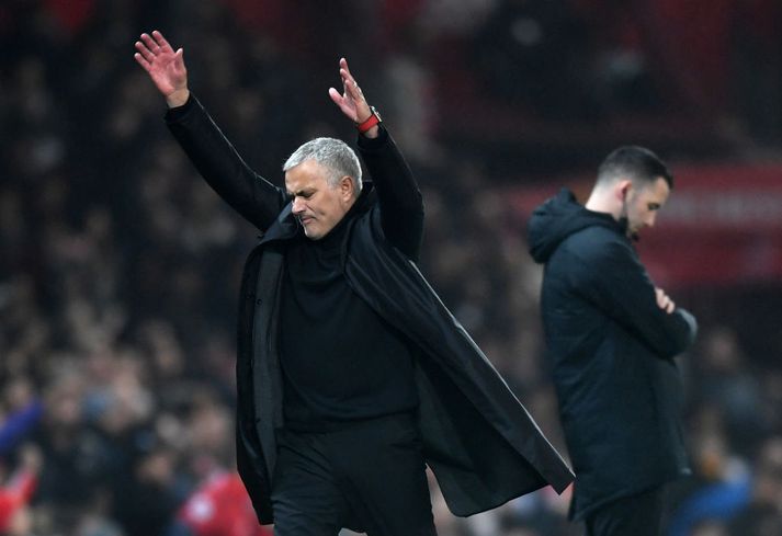 José Mourinho pirraður á hliðarlínunni í gær.