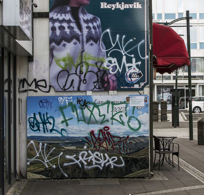 Við Laugaveg og Bankastræti má víða finna veggjakrot við hlið útsýnisglugga verslana.