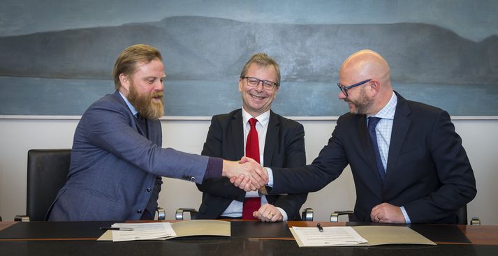Ásgeir Jónsson, deildarforseti hagfræðideildar, Jón Atli Benediktsson, háskólarektor, og Sigurður Páll Hauksson, forstjóri Deloitte.