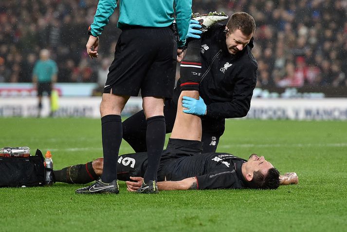 Dejan Lovren liggur eftir meiddur í gærkvöldi.