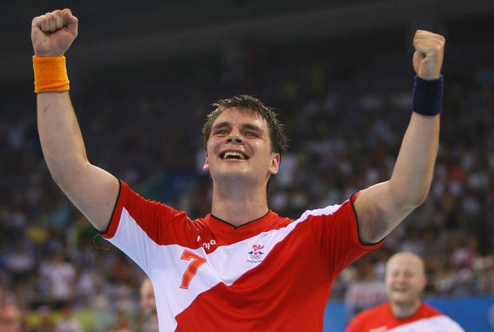 Arnór fagnar eftir leik á silfurævintýrinu í Peking.