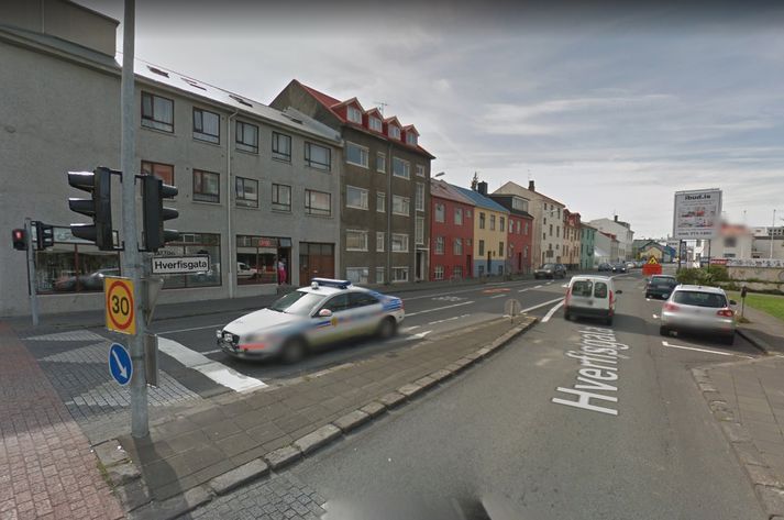 Atvikið átti sér stað á Hverfisgötu skammt frá gatnamótum við Snorrabraut.