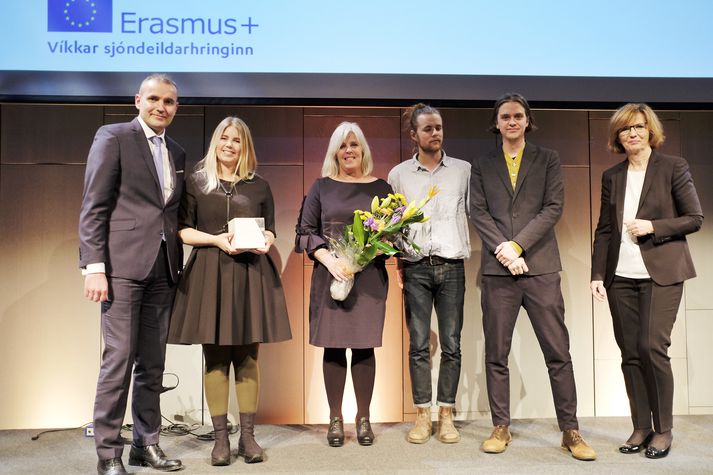 Heiðursverðlaunahafarnir Björt Sigfinnsdóttir, Aðalheiður Borgþórsdóttir, Hilmar Guðjónsson og Ólafur Daði Eggertsson, ásamt Guðna Th. Jóhannessyni, forseta Íslands, og Önnu R. Möller, starfsmanni Erasmus+, við verðlaunaafhendinguna í dag.