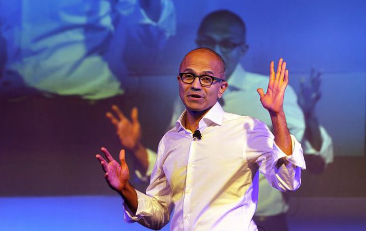 Satya Nadell, framkvæmdastjóri Microsoft, kynnir Windows fyrir indverskum nemendum.