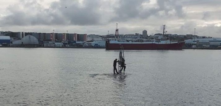 Björgunarsveitarmenn voru kallaðir út til að koma þeim til bjargar.