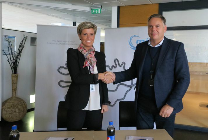 Sigrún L. Sigurjónsdóttir frá 365 og Jón Ríkharð Kristjánsson frá Mílu við undirritun samningsins.