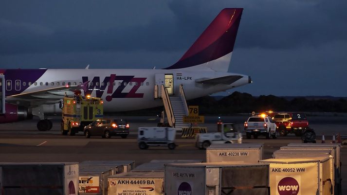 Flugvél Wizz air á Keflavíkurflugvelli nú í kvöld