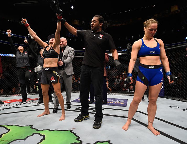 Amanda Nunes fagnar sigri.