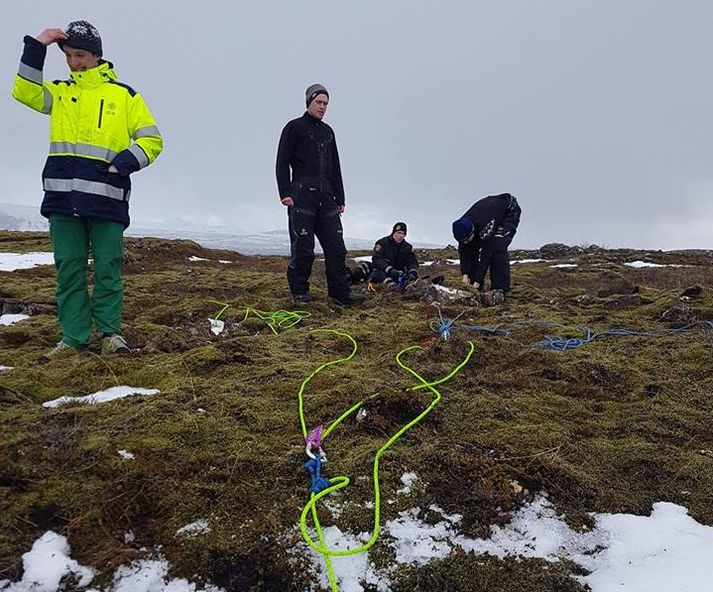 Nokkrir meðlimir sleðaflokks HSG björguðu ferðamanninum úr sprungunni.