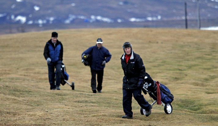 Mögulega hafa einhverjir þurft af slíta sig frá golfinu vegna aukinnar atvinnuþátttöku fólks í elsta hópi.