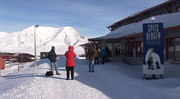 Frá Longyearbyen, höfuðstað Svalbarða. Landið sem Nubo vill kaupa er við fjallið sem sést fjær.