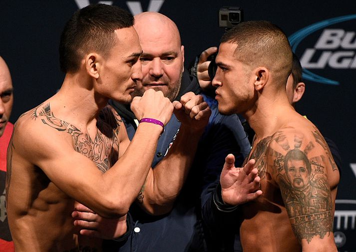 Holloway og Pettis í vigtuninni í gær.
