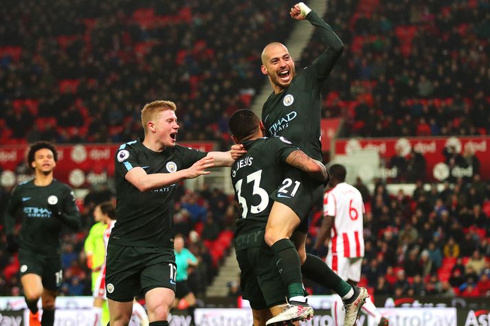 David Silva fagnar með liðsfélögunum sínum í gær.