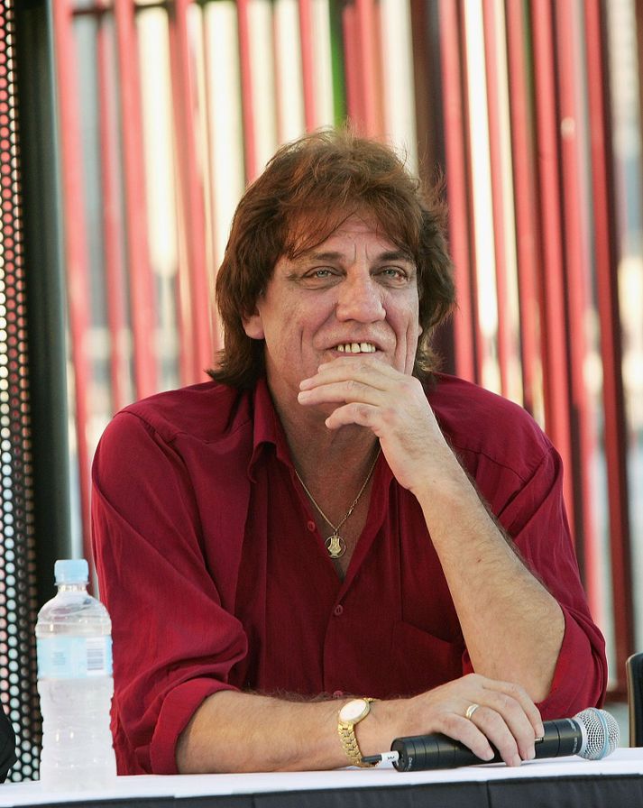 Jon English vakti fyrst athygli fyrir hlutverk sitt sem Judas Iscariot í ástralskri uppfærslu á söngleiknum Jesus Christ Superstar.