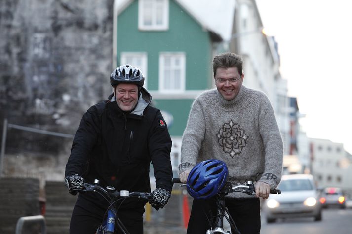 Bergþór og Albert hjóla mikið enda ódýr og góður ferðamáti.