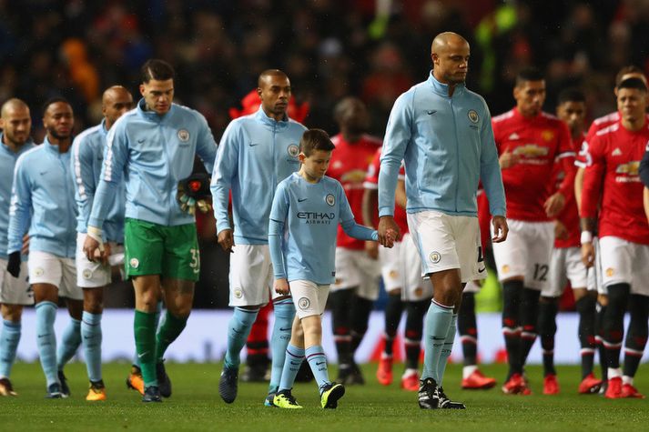 Vincent Kompany leiðir lið Manchester City út í leik á móti Manchester United.