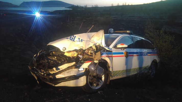 Eins og sést er lögreglubíllinn mikið skemmdur.