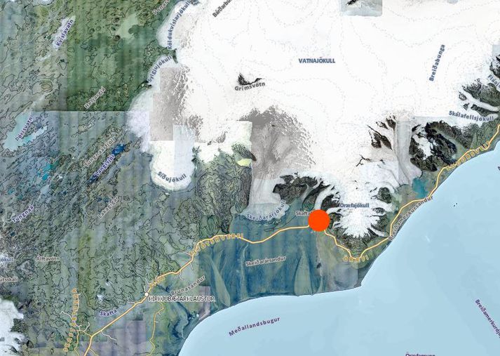 Fyrstu fréttir benda til þess að um minniháttar meiðsl sé að ræða en afar erfitt færi á svæðinu enda aftakaveður.