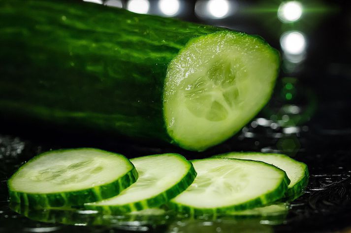 Veiran smitar ekki menn og stafar almenningi ekki hætta af neyslu agúrka.