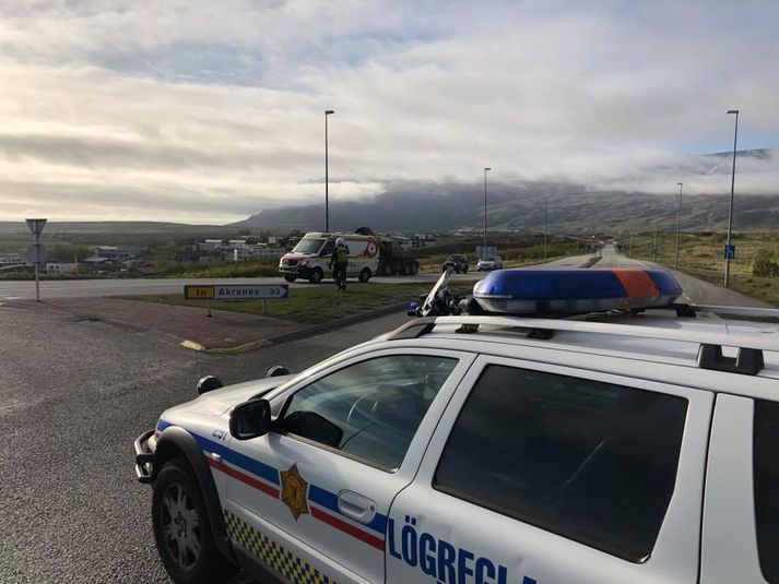 Vesturlandsvegur er lokaður við Þingvallaafleggjara vegna slyssins.