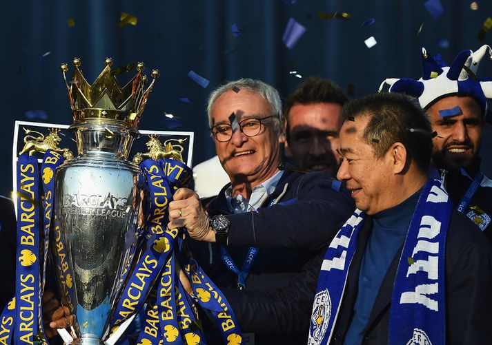 Vichai Srivaddhanaprabha fagnar Englandsmeistaratitlinum með Claudio Ranieri í maí 2016.