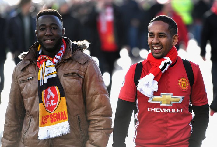 Stuðningsmenn Arsenal og Manchester United á leiðinni á völlinn.