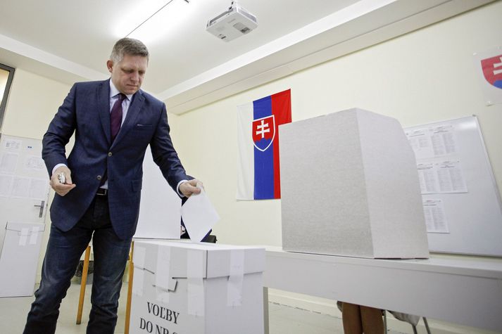 Robert Fico á kjörstað í Slóvakíu.