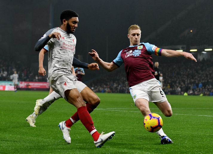 Joe verður fyrir tæklingunni frá Ben Mee.