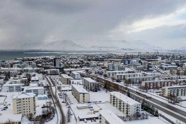 Maðurinn er sakaður um að hafa brotið á konunni í apríl 2018.