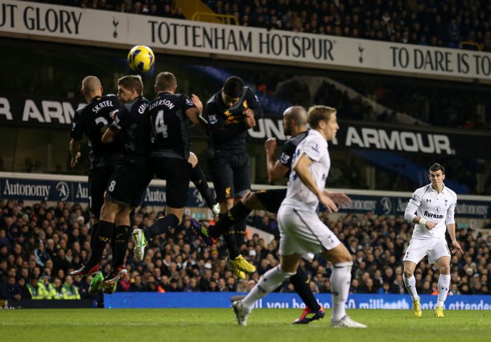 Gareth Bale skorar hér annað mark Tottenham gegn Liverpool á White Hart Lane.