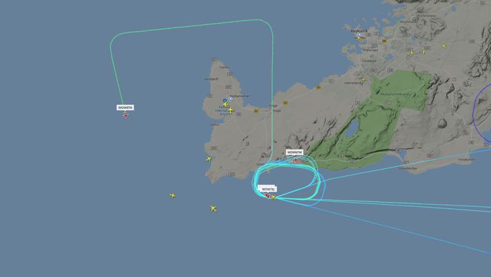 Minnst átta flugvélum var flogið í hringi yfir Reykjanesi á meðan glussinn var þrifinn.