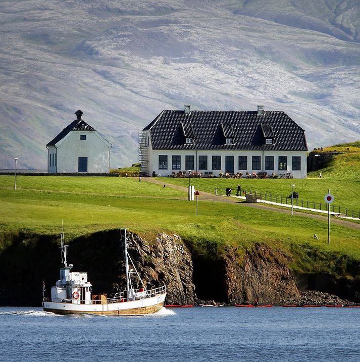 Fuglaskoðarar nutu þess að sigla meðfram Viðey á Lunda RE og munda sjónaukana. Kajakræðarinn dólaði líka meðfram klettunum í logni og ládeyðu.