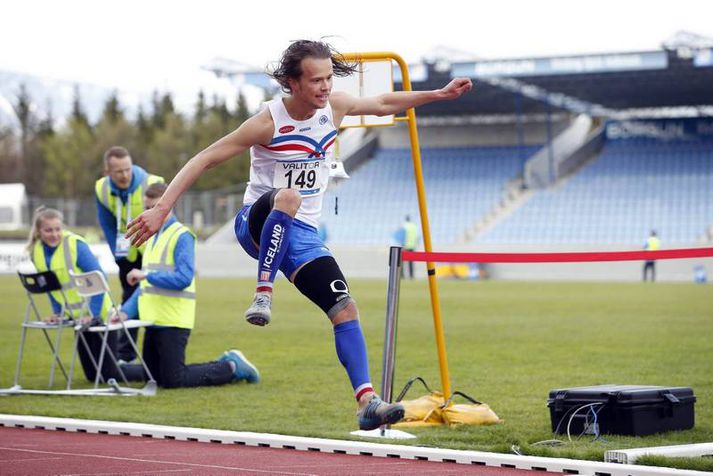 Arnar hoppar í mark í dag.