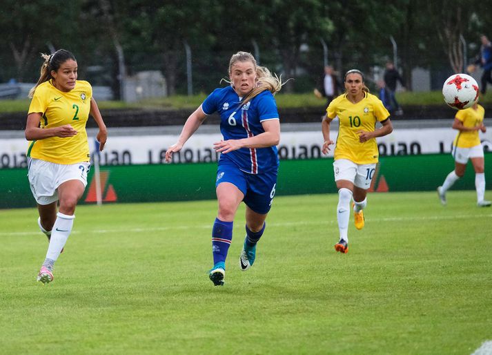 Ingibjörg Sigurðardóttir í vináttuleik gegn Brasilíu á Laugardalsvelli í sumar.