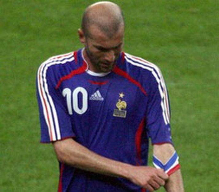 Zidane sjálfur gengur af velli, í síðasta sinn á franskri grundu. Framundan HM, í síðasta sinn.