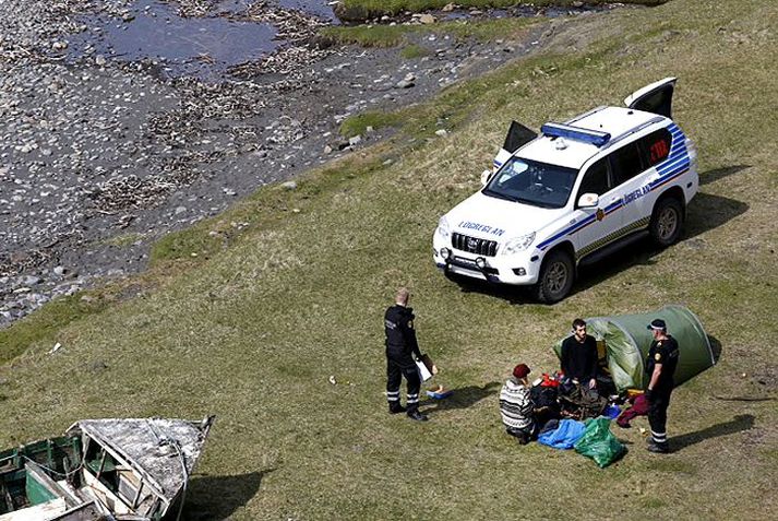 Maður og kona frá Sviss sem farið hefur um ránshendi á Ströndum og víðar um land undanfarnar vikur voru handtekin í Norðurfirði á Ströndum í gærmorgun. Hér ræða lögreglumenn við fólkið og lætur þau gera grein fyrir góssi sem þau höfðu í tjaldi sínu.