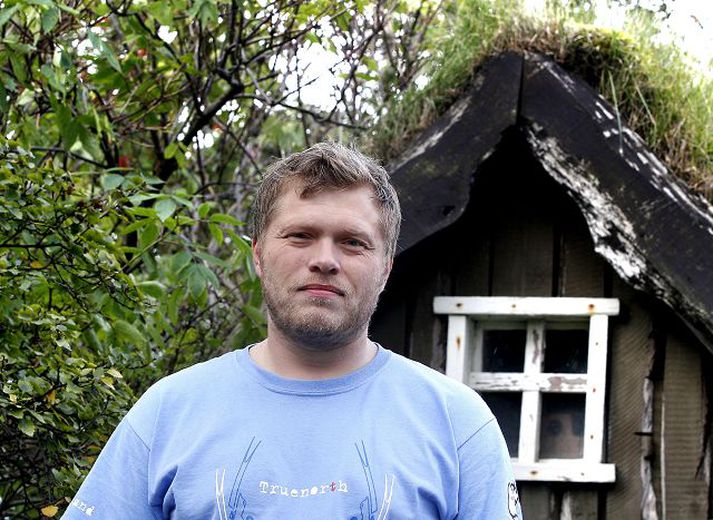 Ágætlega borgað Víkingur Kristjánsson og Finnbogi Þorkell léku saman í Mini-auglýsingunni sem var tekin upp vestur í Dölum. Mikil leynd hvíldi yfir auglýsingunni og voru allar myndatökur bannaðar á tökustað. Víkingur segir það hafa gengið ágætlega að troða sér inn í bílinn og það hafi loksins borgað sig að vera svolítið pattaralegur.Fréttablaðið/GVA