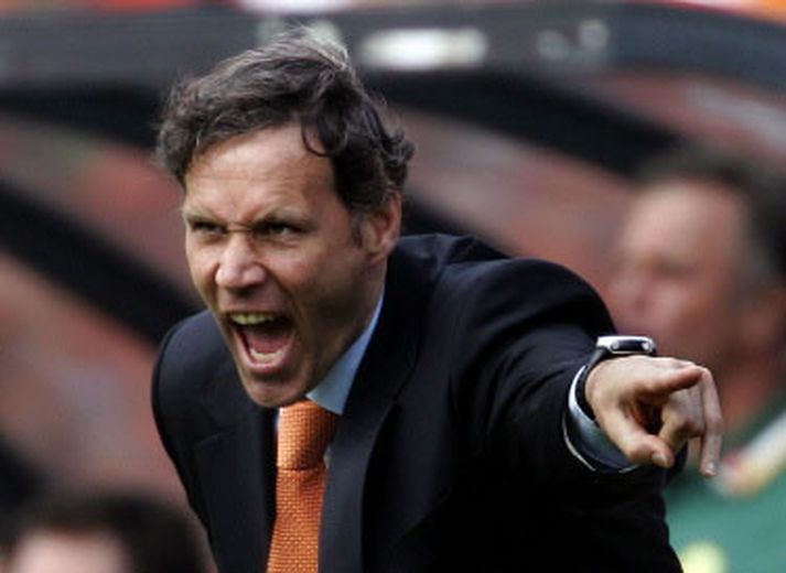 Þjálfari Hollendinga Marco Van Basten hrópar á leikmenn sína í vináttulandsleik gegn Ástralíu í júní.