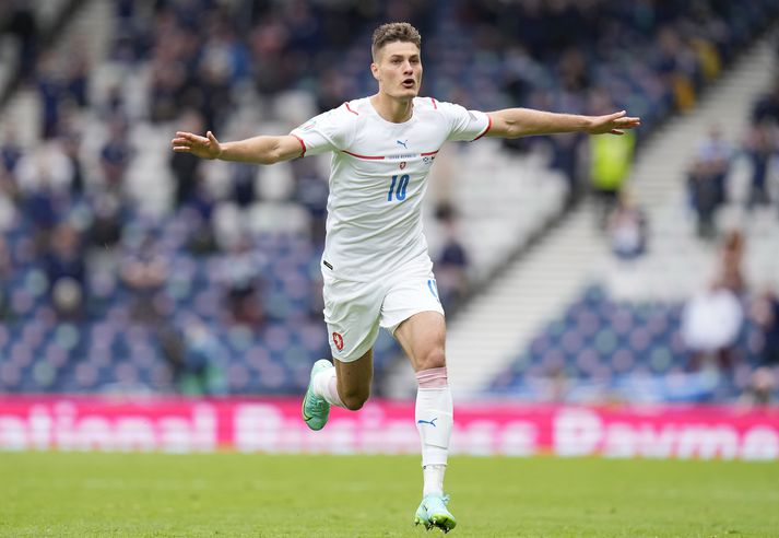 Patrik Schick skoraði bæði mörk Tékka í 2-0 sigri á Skotum. Það síðara var einkar glæsilegt.