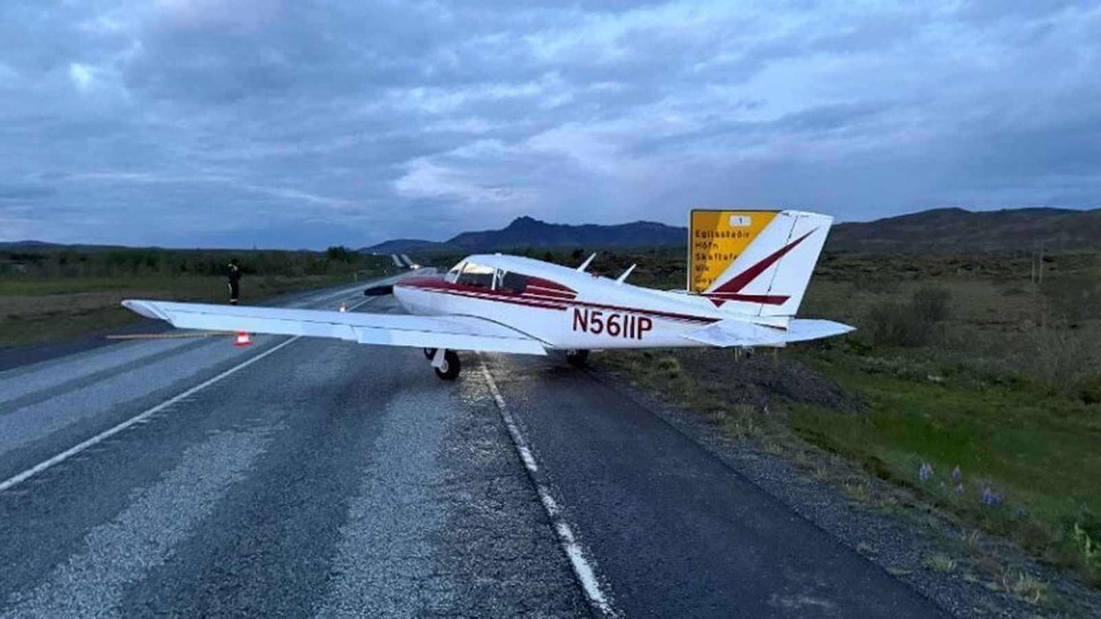 Suðuviðgerð leiddi til lendingar á veginum