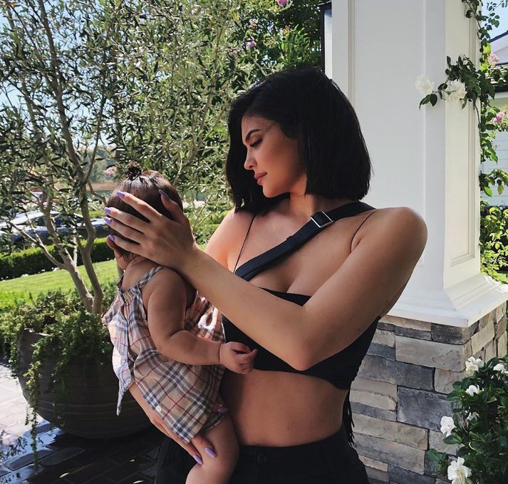 Kylie Jenner ásamt dóttur sinni, Stormi.