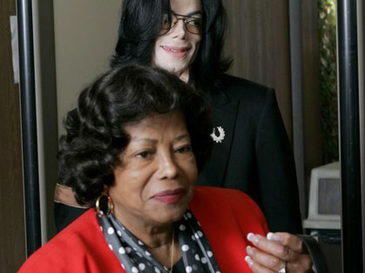 Michael Jackson og móðir hans Katherine. MYND/Cover Media