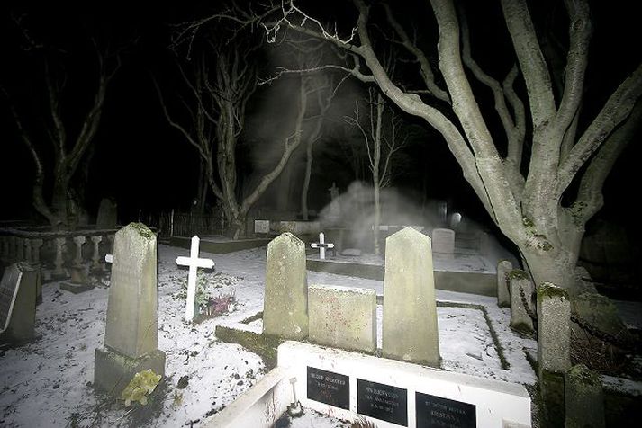 Það var að kvöldi jóladags sem þessar slæður birtust í Hólavallakirkjugarði.