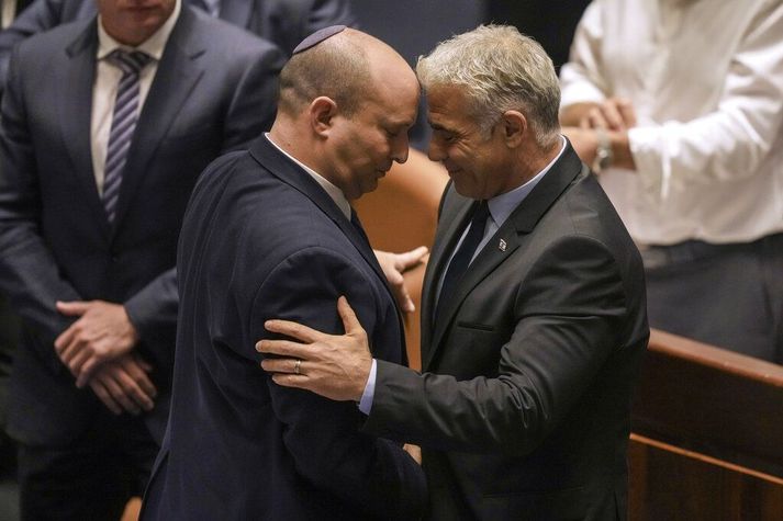 Naftali Bennett og Yair Lapid á ísraelska þinginu í gær þegar búið var að rjúfa þing og boða til kosninga.