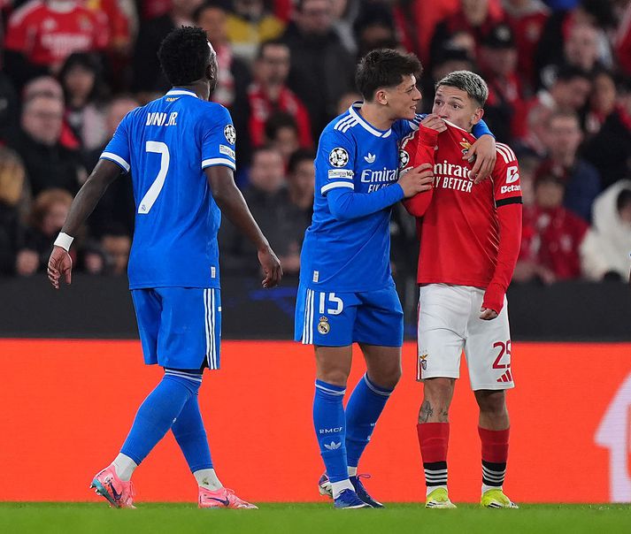 Gianluca Prestianni talaði til Vinicius Junior sem á endanum fór beint til dómarans.