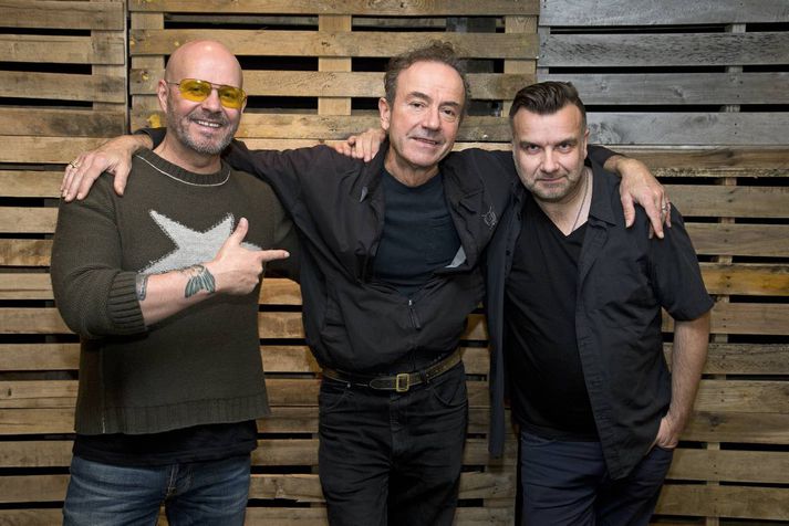 Bubbi og Kobbi með manninum sem þeir nánast hafa í guða tölu: Hugh Cornwell.