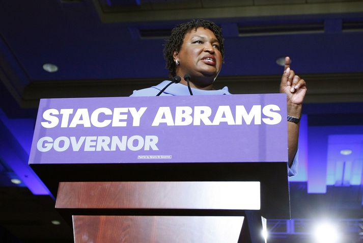 Stacey Abrams ætlar ekki að leggja árar í bát í ríkisstjórakosningunum í Georgíu þrátt fyrir að andstæðingur hennar hafi verið með forskot í talningu í nótt. Úrslitin þar gætu ráðist í aukakosningum.