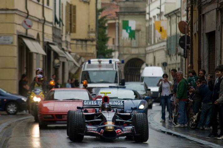 Sebastian Vettel ók um ítölsk stræti til að sækja verðlaun sín fyrir góða frammistöðu ó Formúlu 1.